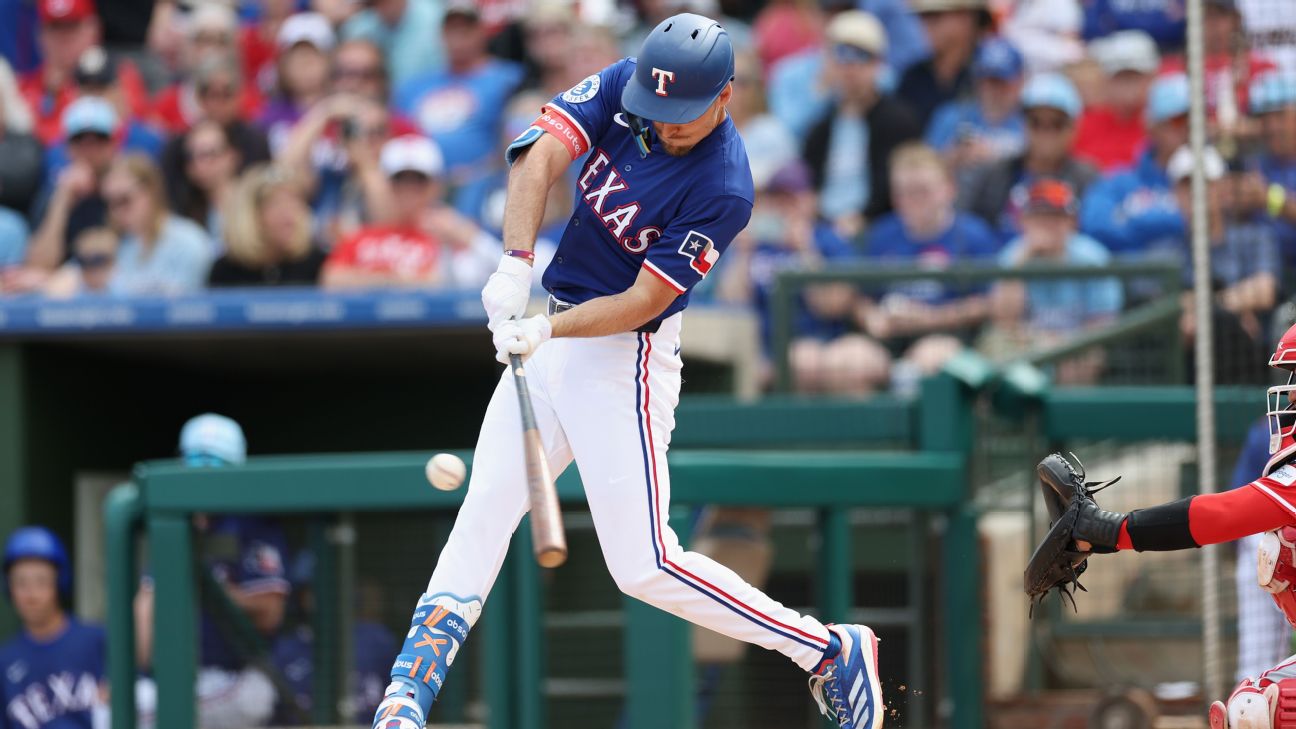 Evan Carter jams hand after making great diving catch for Rangers