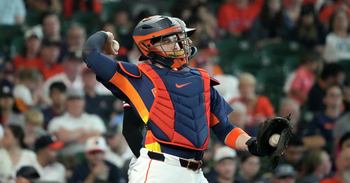 Astros lose 6-4 and split series with A’s