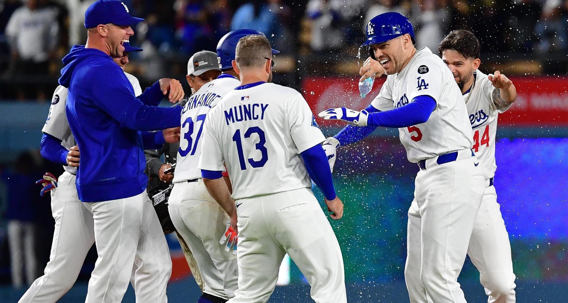 Muncy's 2 homers and Freeman's RBI double lift Dodgers over Mets 6-5 in 10 innings