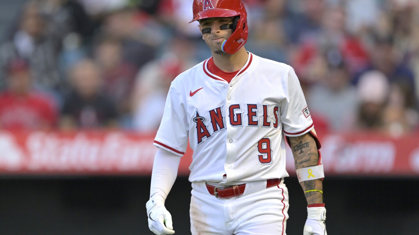Angels SS Zach Neto will have tests on shoulder after making error, leaving game in 9th inning