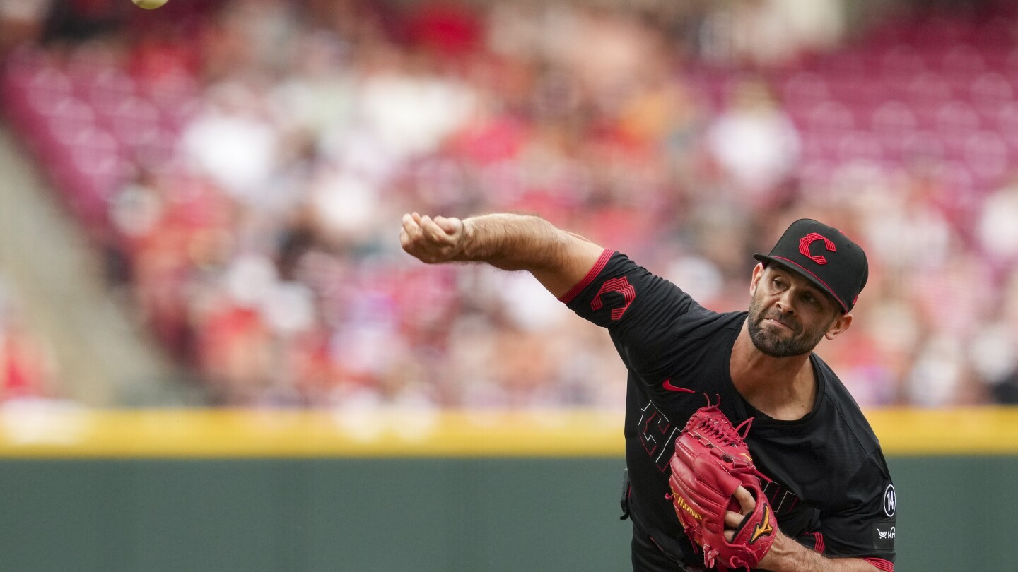 Reds' Martinez takes no-hit bid into 9th, Steer hits 3 homers in 8-1 win over Padres