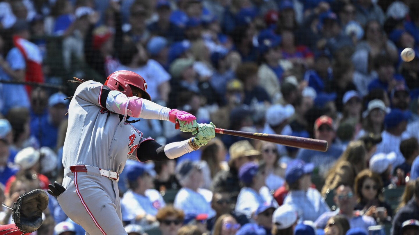 Reds star Elly De La Cruz homers after learning of the death of his sister