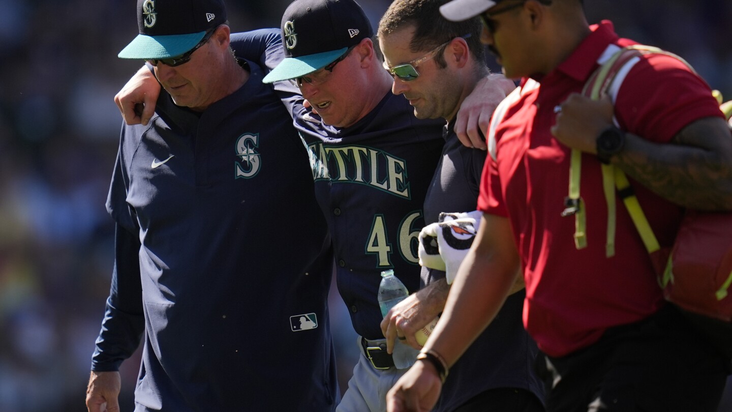 Reds' Elly De La Cruz and Mariners reliever Trent Thornton fall ill while playing in extreme heat