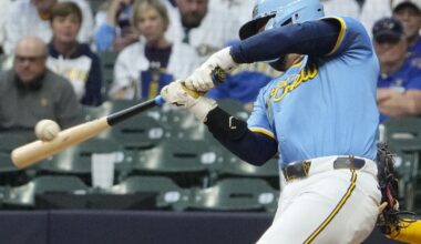 Durbin walk-off homer sends Brewers fans home happy