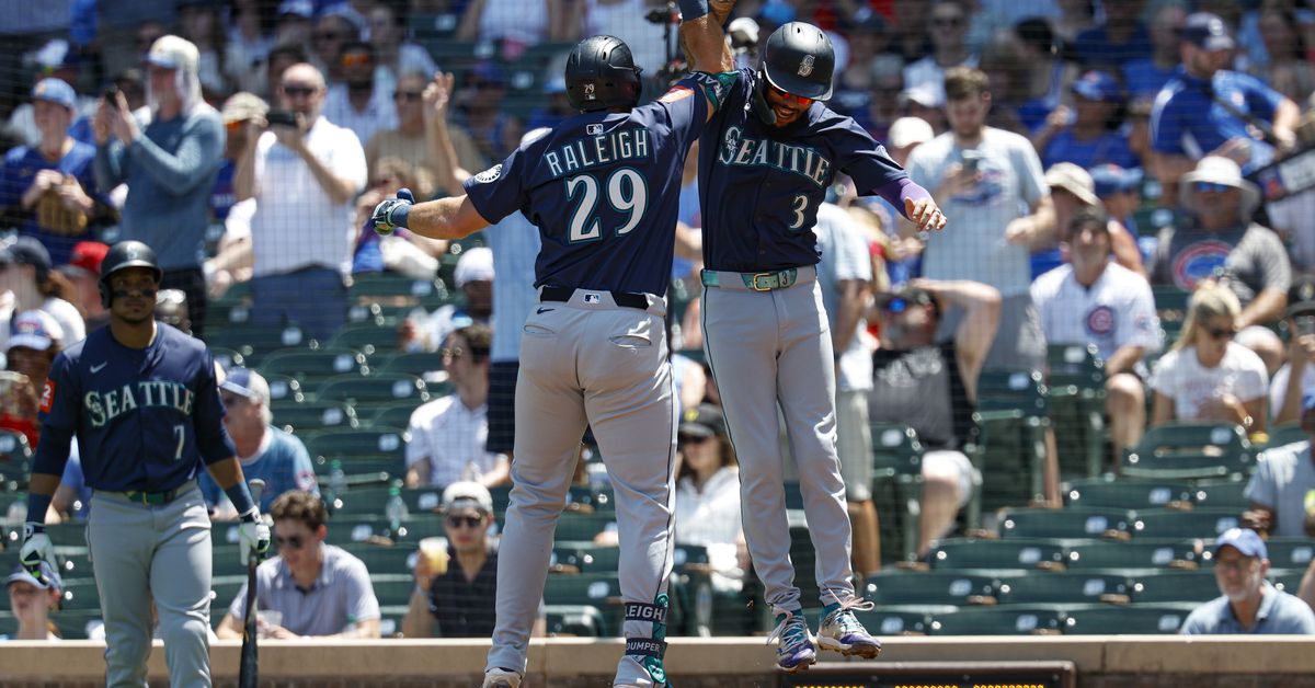 Mariners make it rain baseballs in the sun, win 14-6 over Cubs