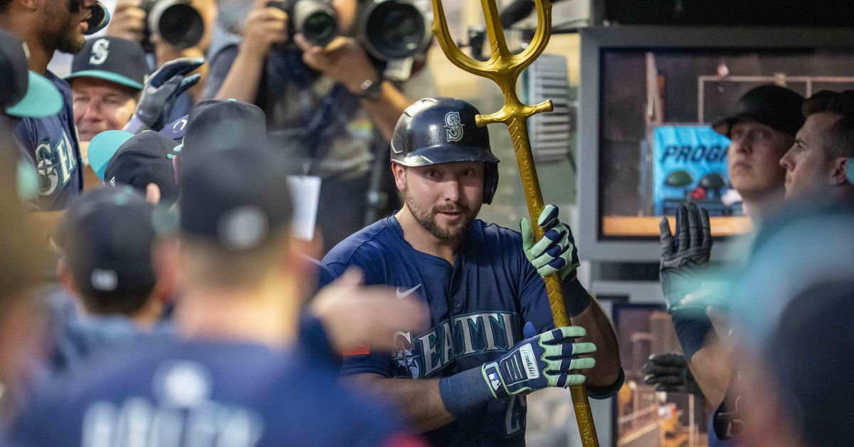 Mariners launch four home runs, beat Twins 11-2