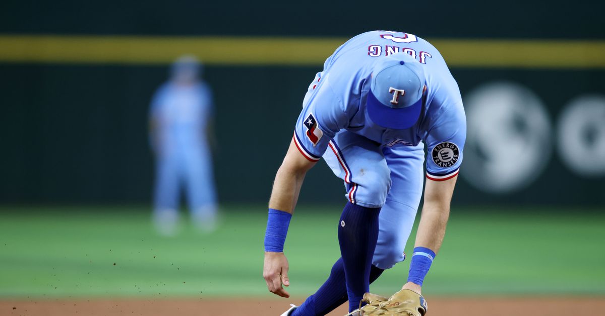 Exhausted Mariners play extras for third day in a row, win 6-4