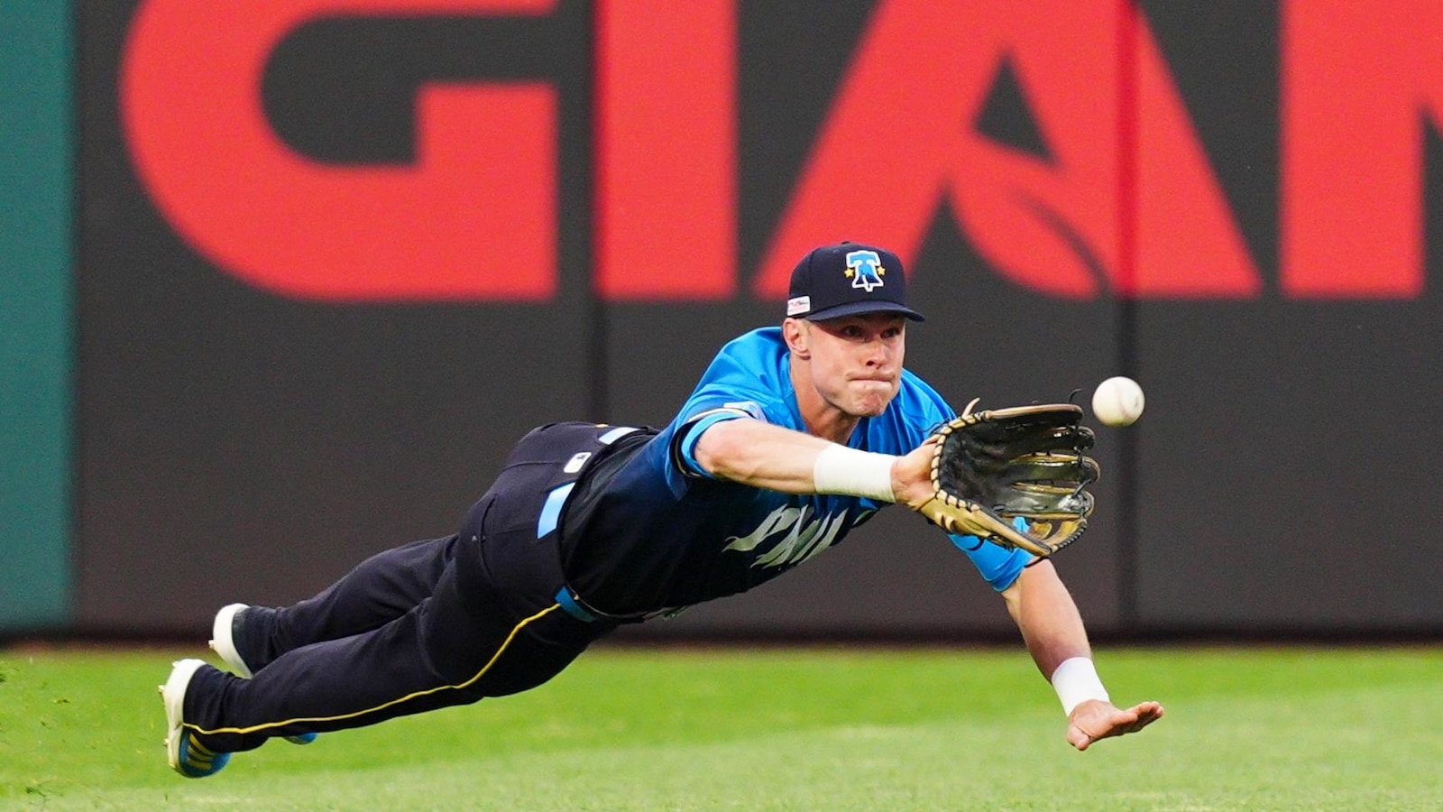 Suárez tosses 7 shutout innings, Schwarber hits 22nd homer to lead Phillies past Toronto 8-0