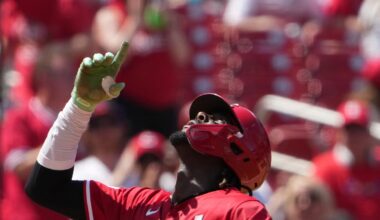 Reds' Elly De La Cruz and Mariners reliever Trent Thornton fall ill while playing in extreme heat