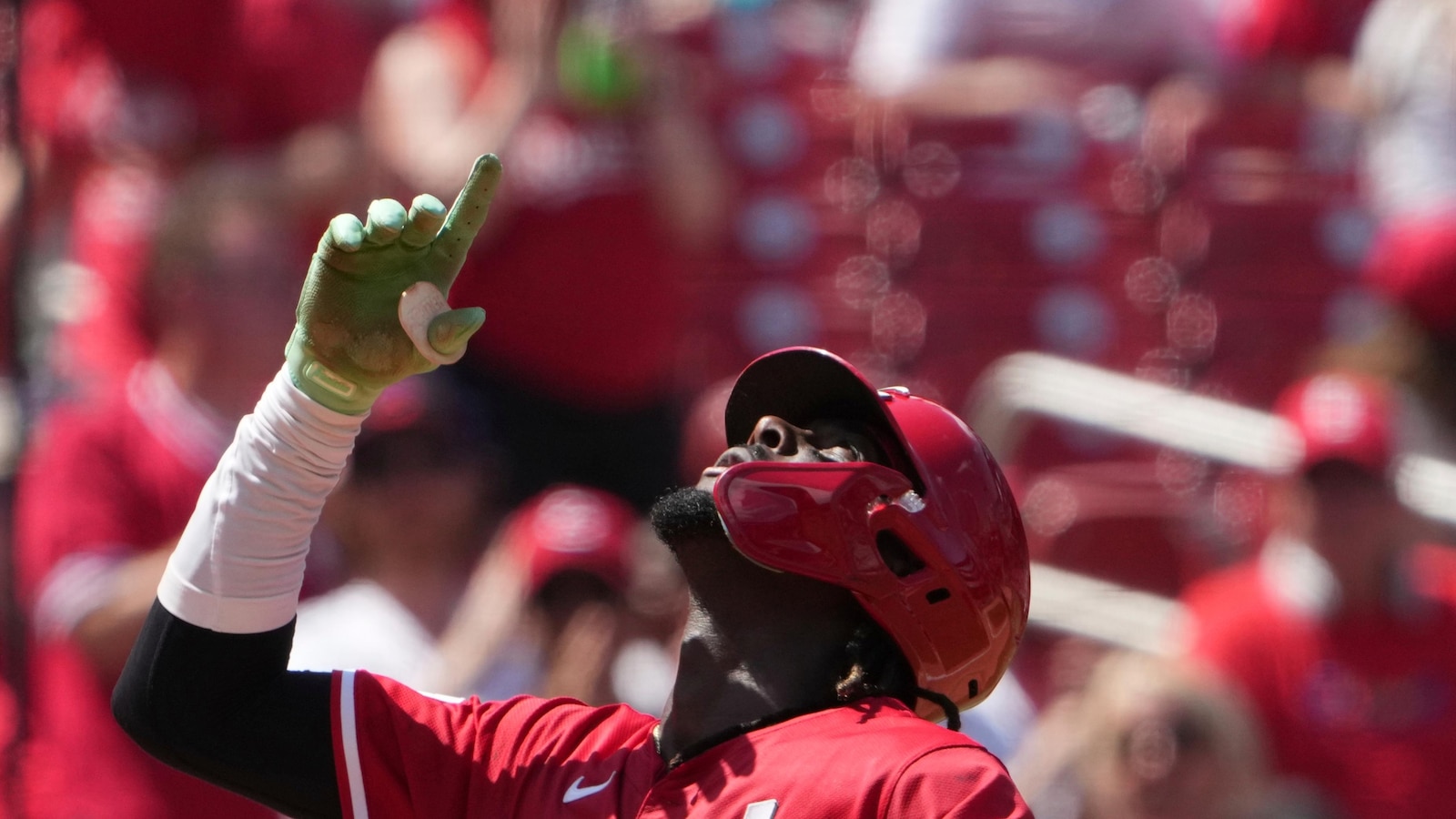 Reds' Elly De La Cruz and Mariners reliever Trent Thornton fall ill while playing in extreme heat