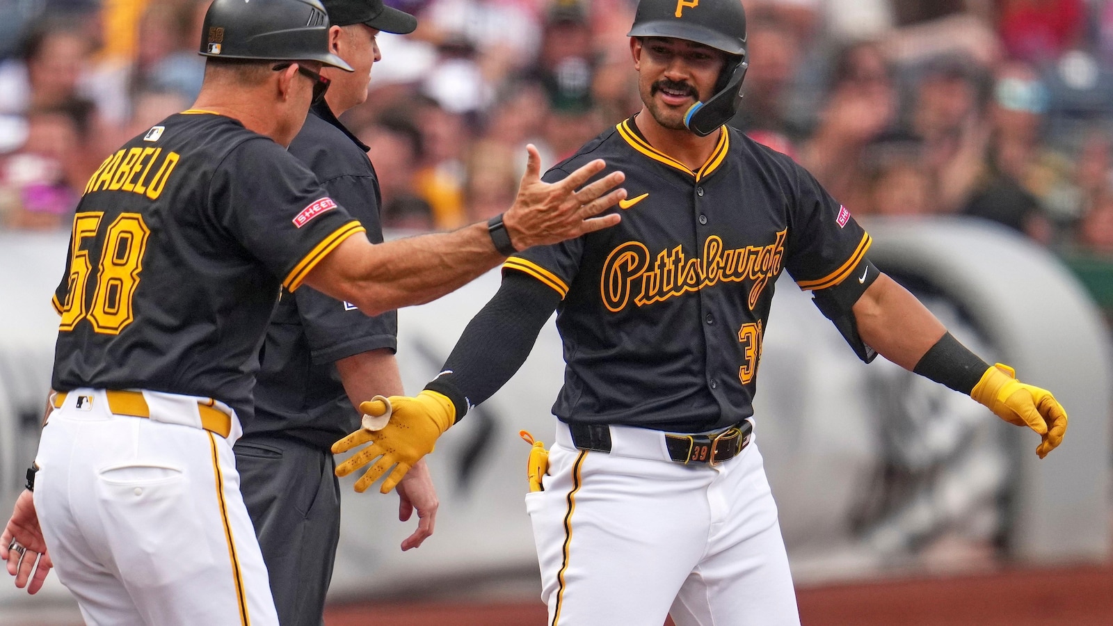 Henry Davis' second home run in as many days lifts Pirates to a 2-1 victory over sliding Phillies