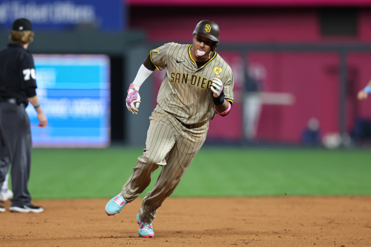 Machado thrills packed Petco Park with long ball in 4-3 Padres win