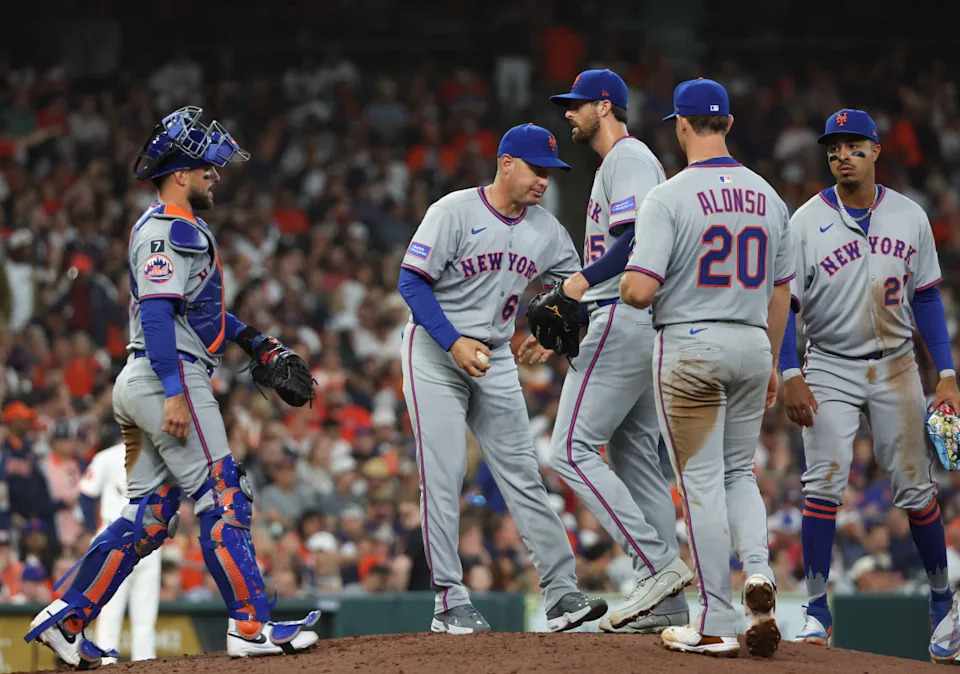 New York Mets manager Carlos Mendoza (64) and pitcher Clay Holmes (35)© Thomas Shea-Imagn Images