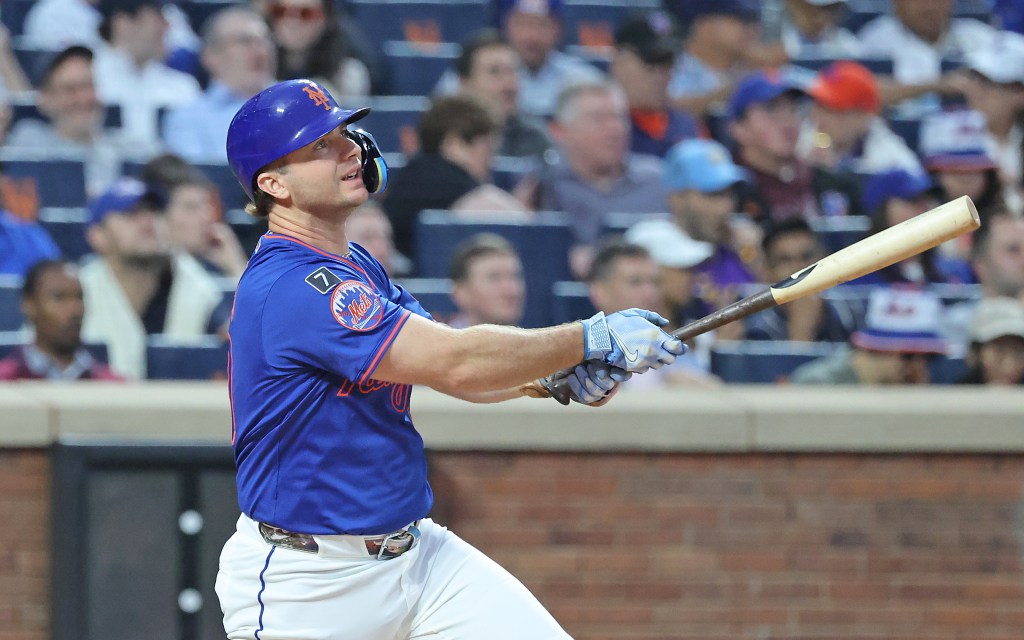 New York Mets player Pete Alonso batting.