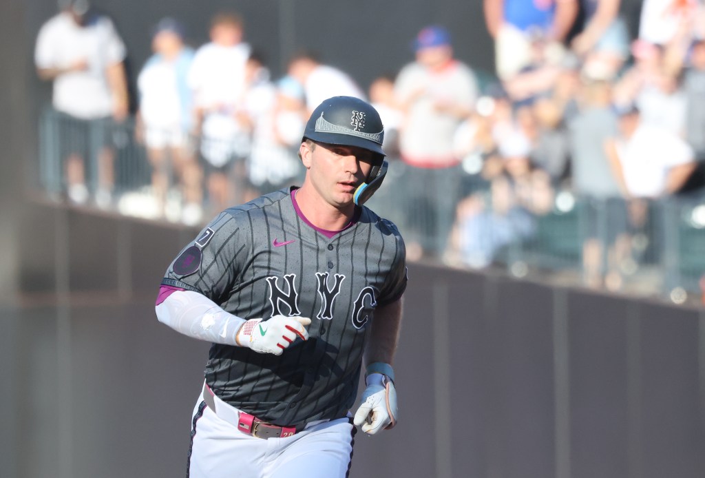 Pete Alonso of the New York Mets rounding the bases.