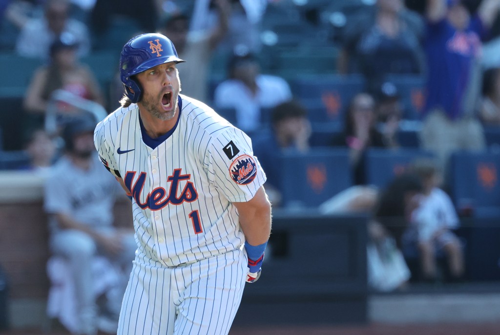 Jeff McNeil put the Mets up in the seventh inning of the team's July 4 win over the Yankees.