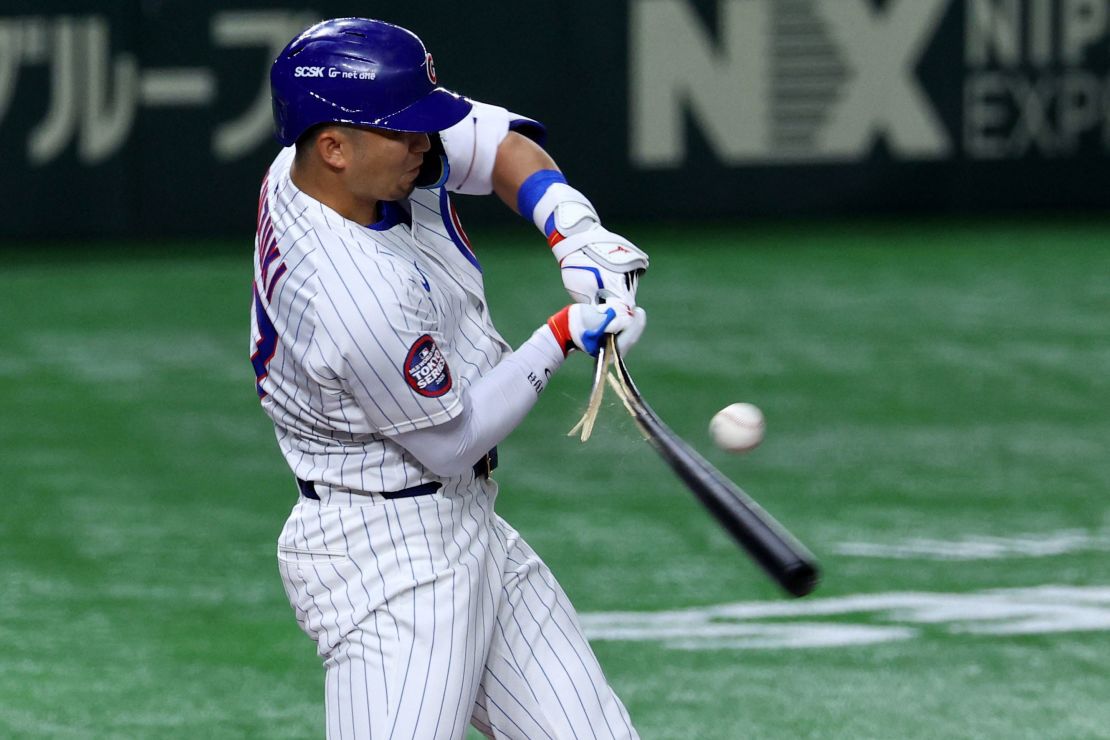 Cubs' Seiya Suzuki breaks his bat