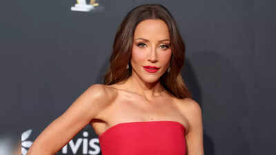 Kay Adams impresses fans with surprise first pitch at Wrigley Field