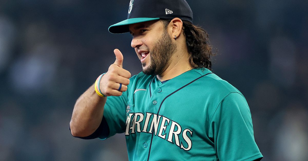 Mariners trade for Eugenio Suárez, send Tyler Locklear and prospects to Diamondbacks