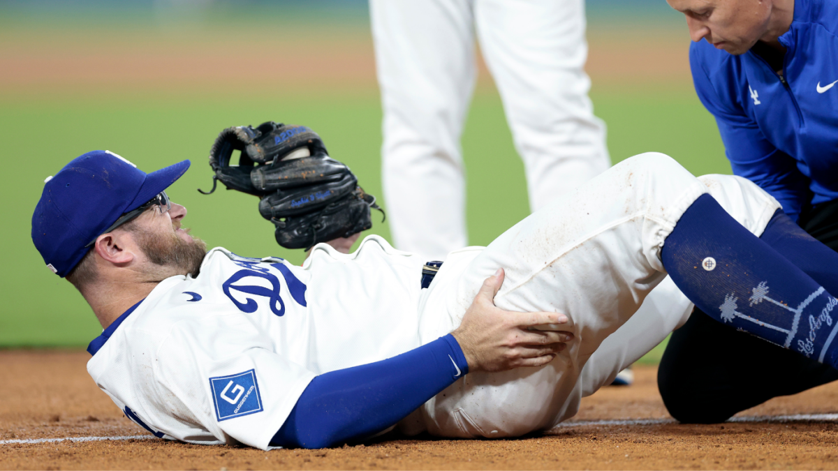 Max Muncy injury: Dodgers infielder (knee) helped off field, set for MRI after nasty collision at third base