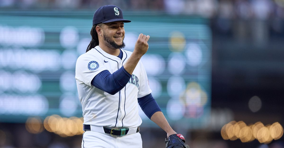 Luis Castillo dominates as Mariners take 1-0 win over Pirates