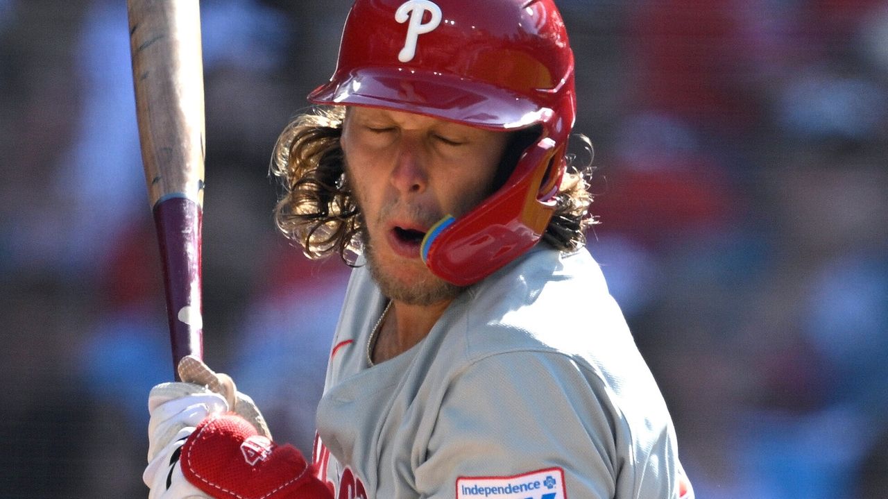Phillies third baseman Bohm leaves game against the Padres with a bruised rib cage