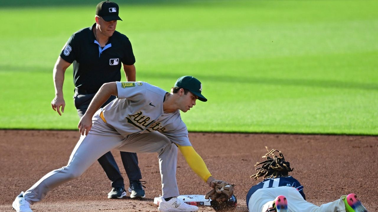 Rodríguez hits 1st MLB home run, Cecconi has career night in Guardians' win over Athletics