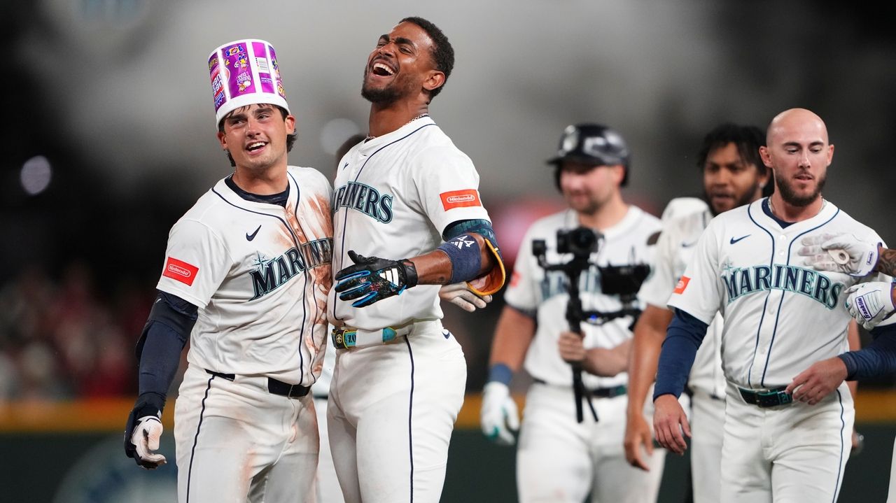 Young walks it off and Mariners top Astros in 11 innings