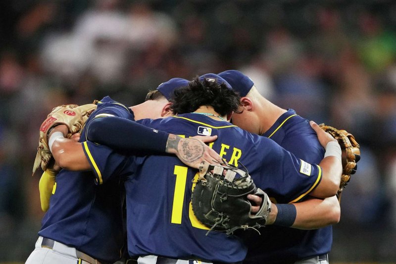 Brewers extend winning streak to 11 with dominant 6-0 win over Mariners