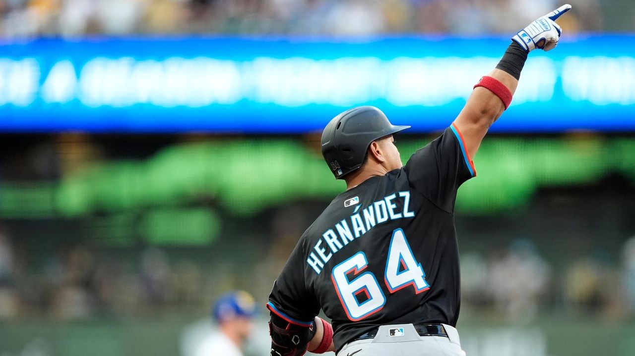 Heriberto Hernandez hits go-ahead 3-run HR as Marlins beat Brewers 7-4
