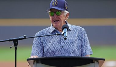Bob Uecker remembered ahead of Brewers' first season without him in decades