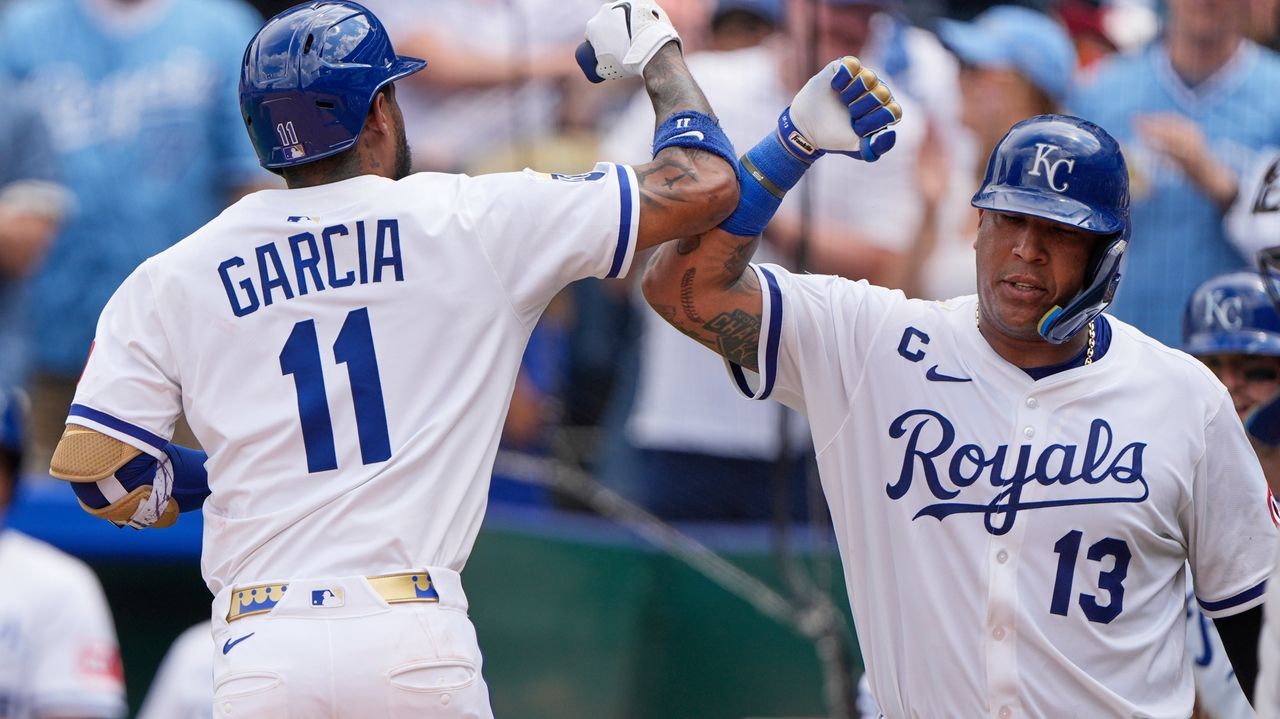 Kansas City catcher Salvador Perez hit by pitch on left elbow, leaves game with bruise