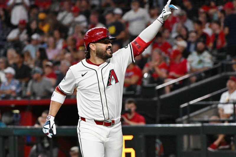 Mariners reacquire Eugenio Suarez in trade with Diamondbacks
