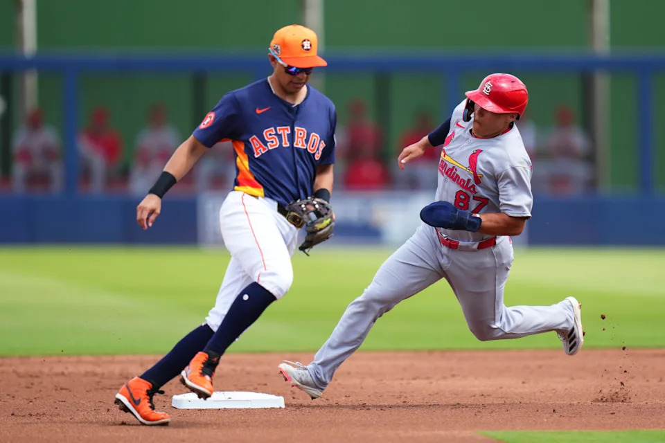 Cardinals left fielder JJ Wetherholt (87) rounds second base against the Houston Astros© Rich Storry-Imagn Images