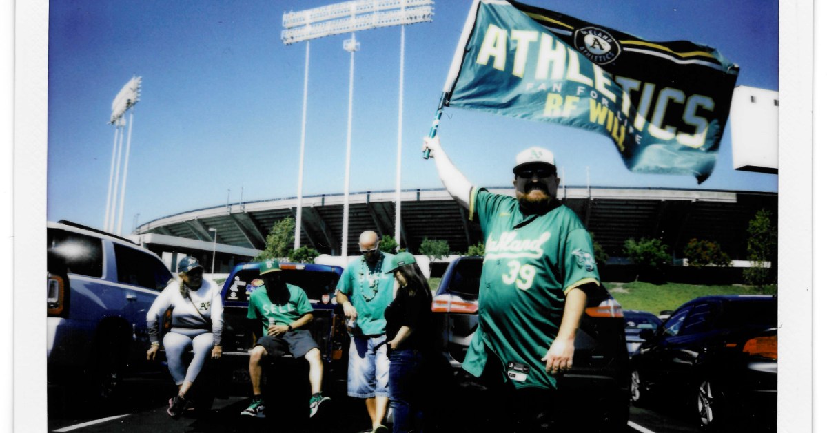 Oakland A's fans say goodbye to the Coliseum and their team