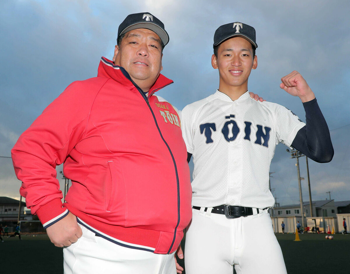 大阪桐蔭時代の前田悠伍(右)と西谷浩一監督