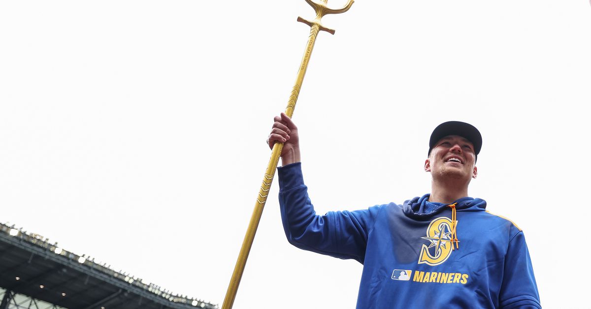 Mariners back up Logan Evans’s debut to beat Miami 7-6