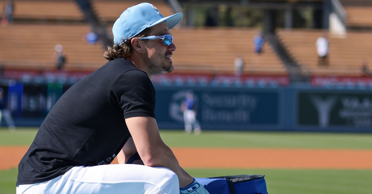 Dodgers news: Kiké Hernández has elbow injury, team played short Sunday