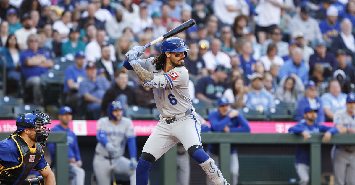 Royals even the series in a late night 3-2 thriller