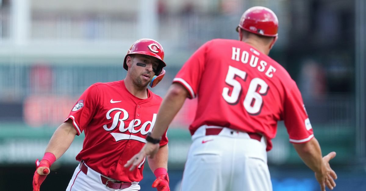 Reds win 6-0, salvage series split with Marlins