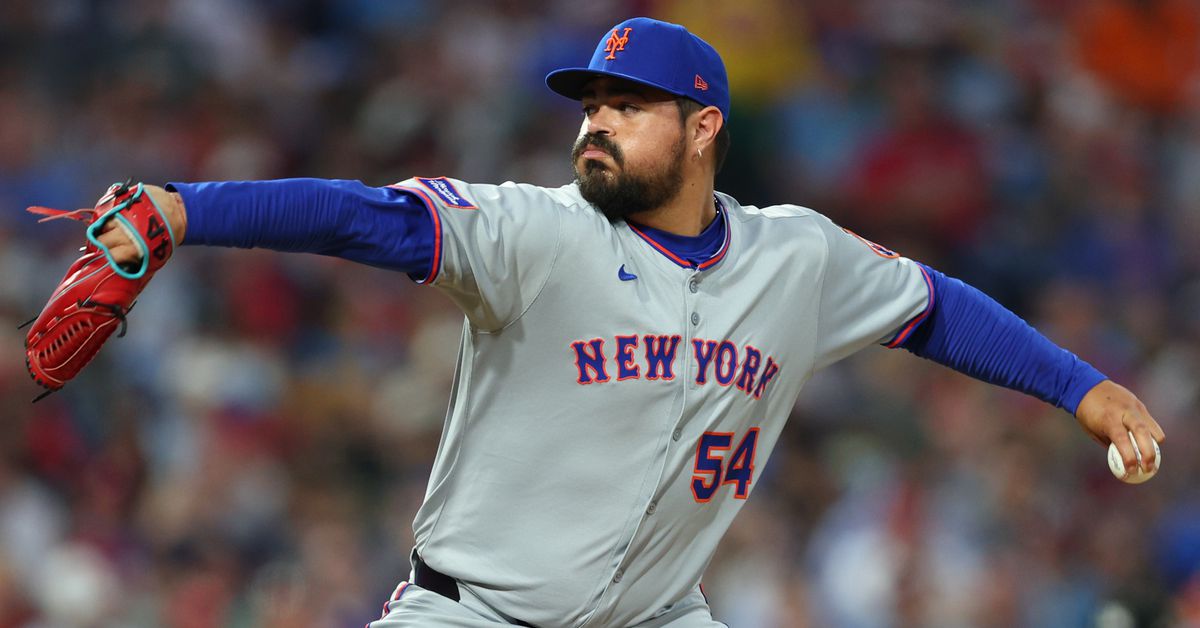 Mets select José Castillo, option Alex Carrillo