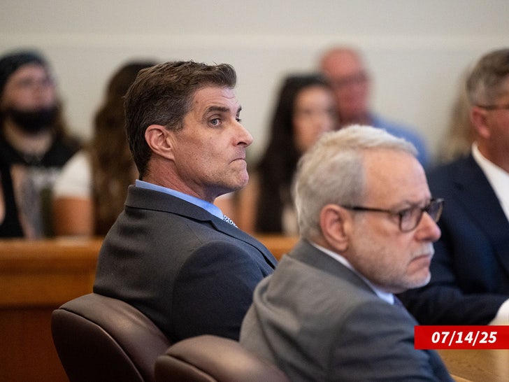 daniel serafini court sub shutterstock swipe