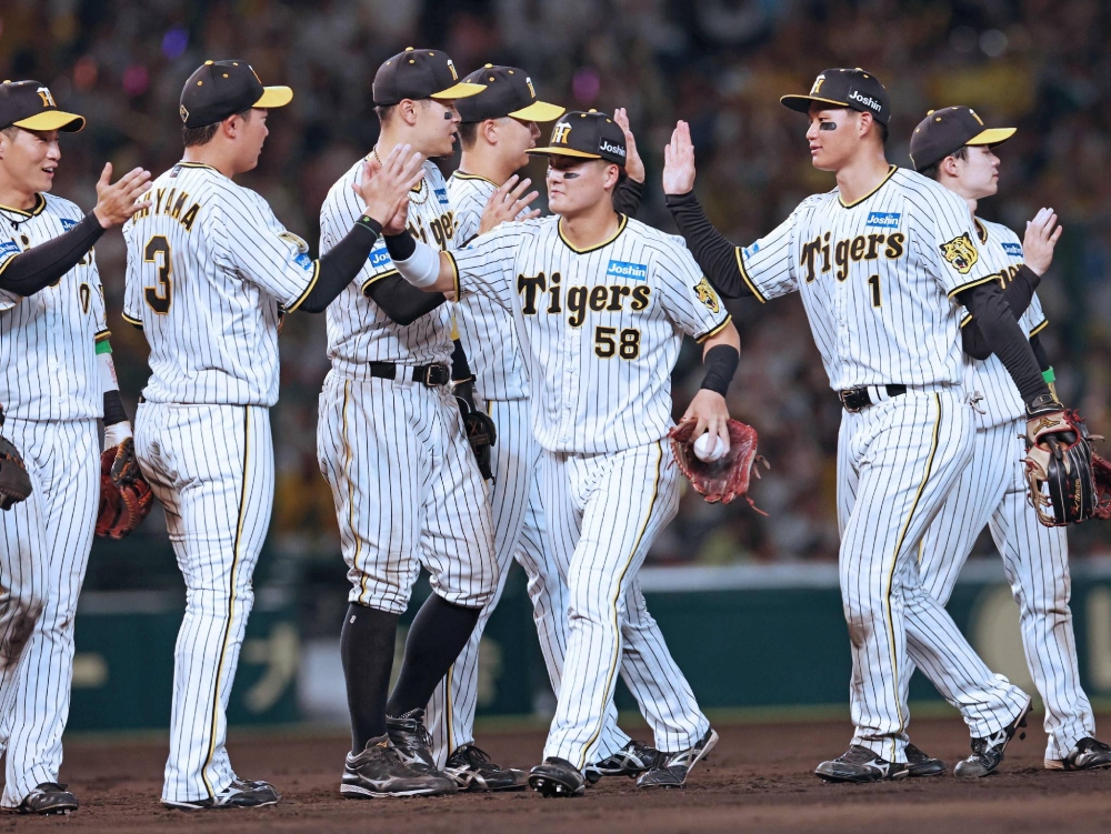 Tigers celebrate Koshien's 100th with victory over rival Giants