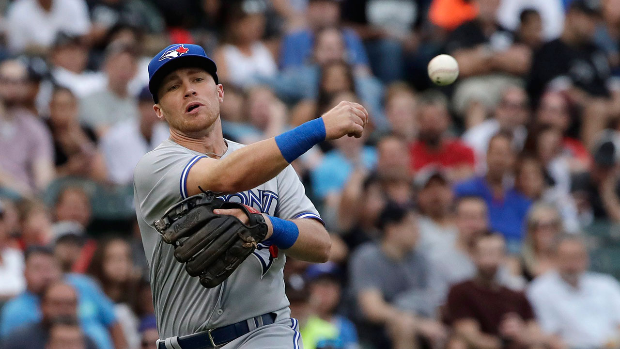 Los Angeles Angels sign former Blue Jays third baseman after being swept in Toronto