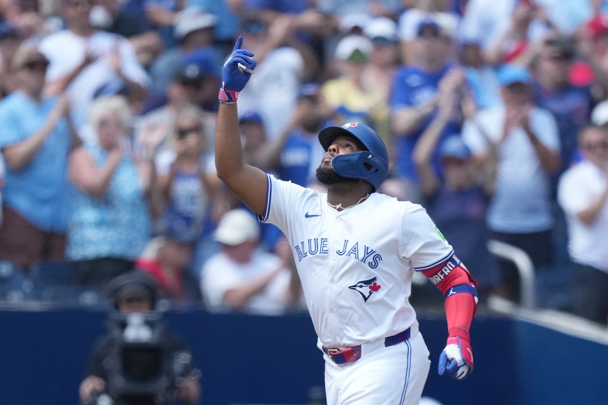 Blue Jays beat Giants 8-6, match franchise consecutive home win record
