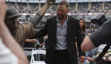 White Sox unveil statue of Mark Buehrle at Rate Field | National Sports