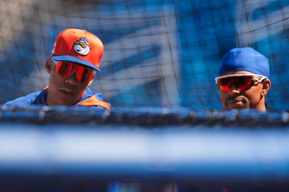 New York Mets right fielder Juan Soto (22) and shortstop Francisco Lindor (12)© Sam Navarro-Imagn Images
