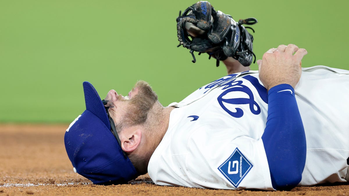 Dodgers infielder helped off field after tag