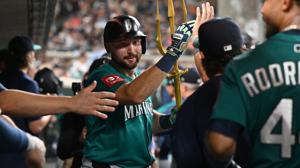 Mariners' Cal Raleigh hits grand slam, sets MLB record with home runs