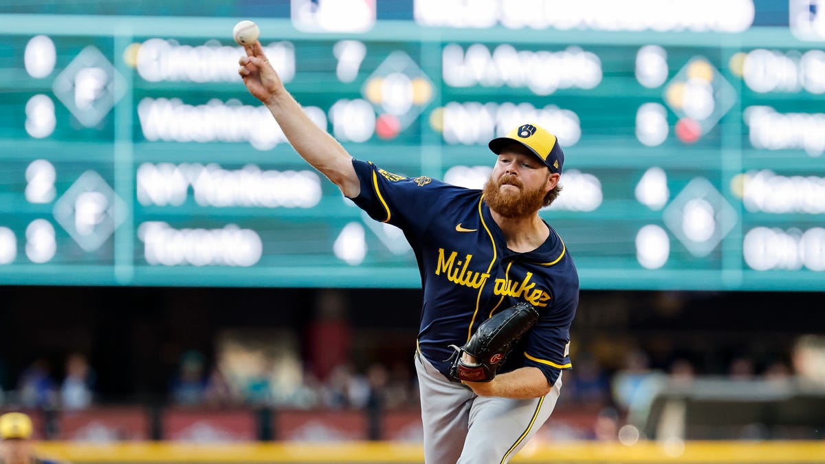 Milwaukee wins 11th straight, has best record in MLB